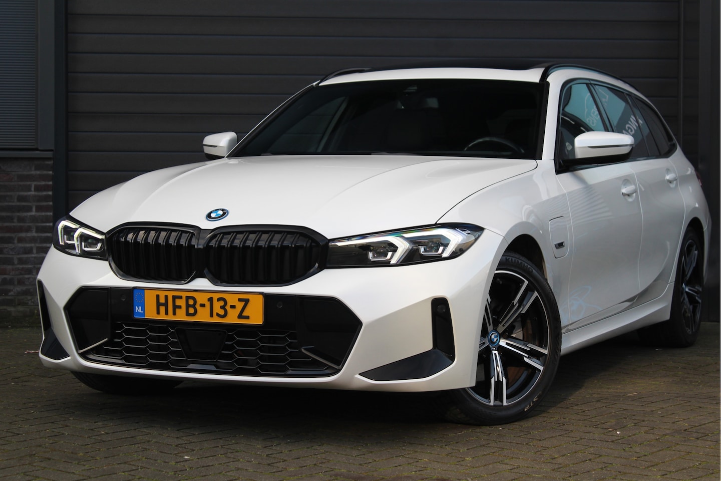 BMW 3-serie Touring - 320e M Sport | Pano | Trekhaak | ACC | Leder - AutoWereld.nl