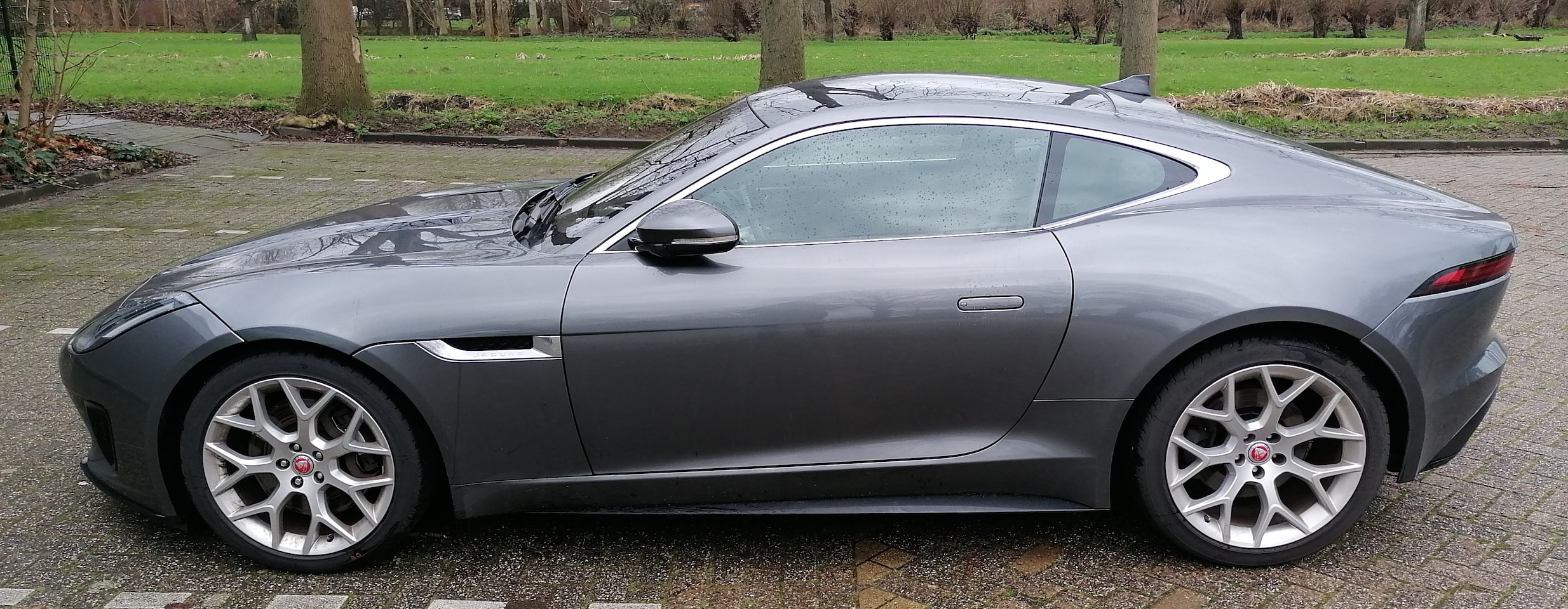 Jaguar F-type - 2.0T R-Dynamic 2.0 i4 300pk - AutoWereld.nl