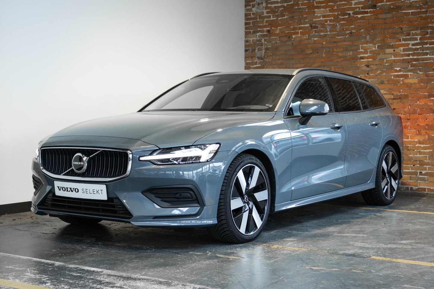 Volvo V60 - B3 Automaat Essential | Adaptieve Cruise Control Met Stuurhulp | BLIS Dodehoekdetectie | V - AutoWereld.nl