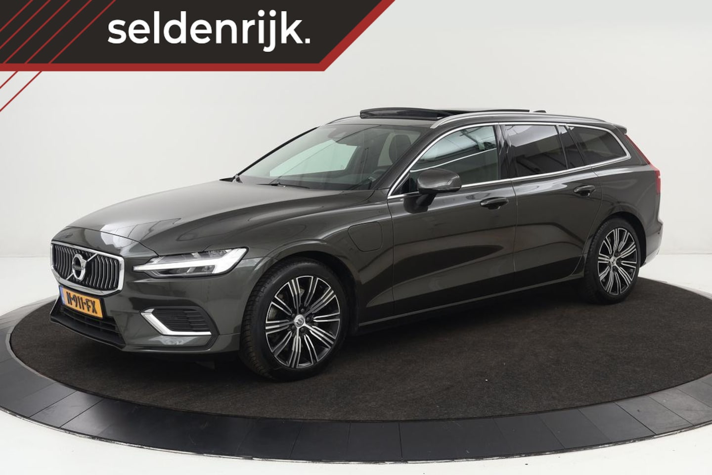 Volvo V60 - 2.0 T6 Recharge AWD Inscription | Panoramadak | Trekhaak | Leder | Stoel & stuurverwarming - AutoWereld.nl