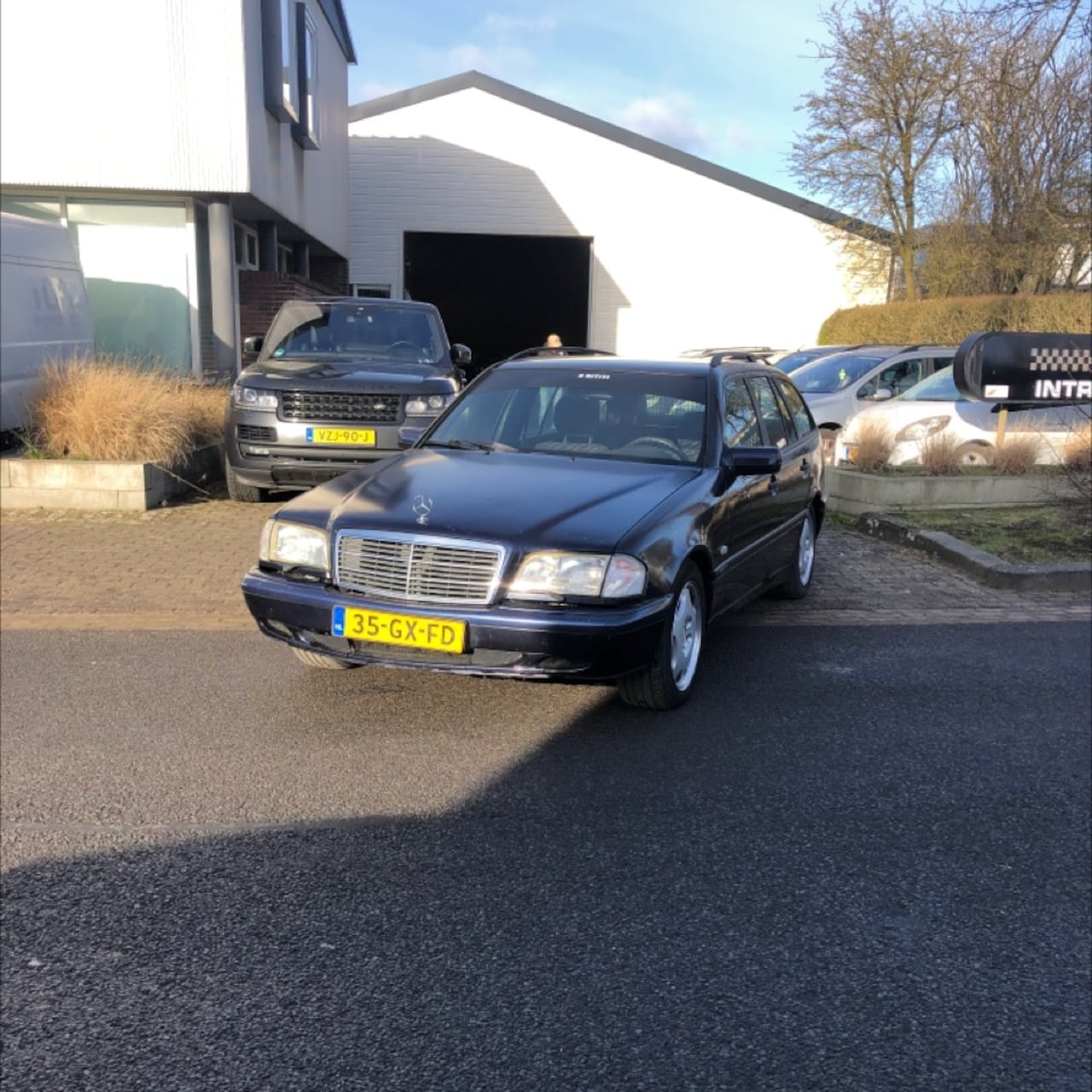 Mercedes-Benz C-klasse Combi - 200 K. Classic Automaat,Airco enz Let op:niet mooi(blanke lak schade) maar rijdt prima. Ap - AutoWereld.nl