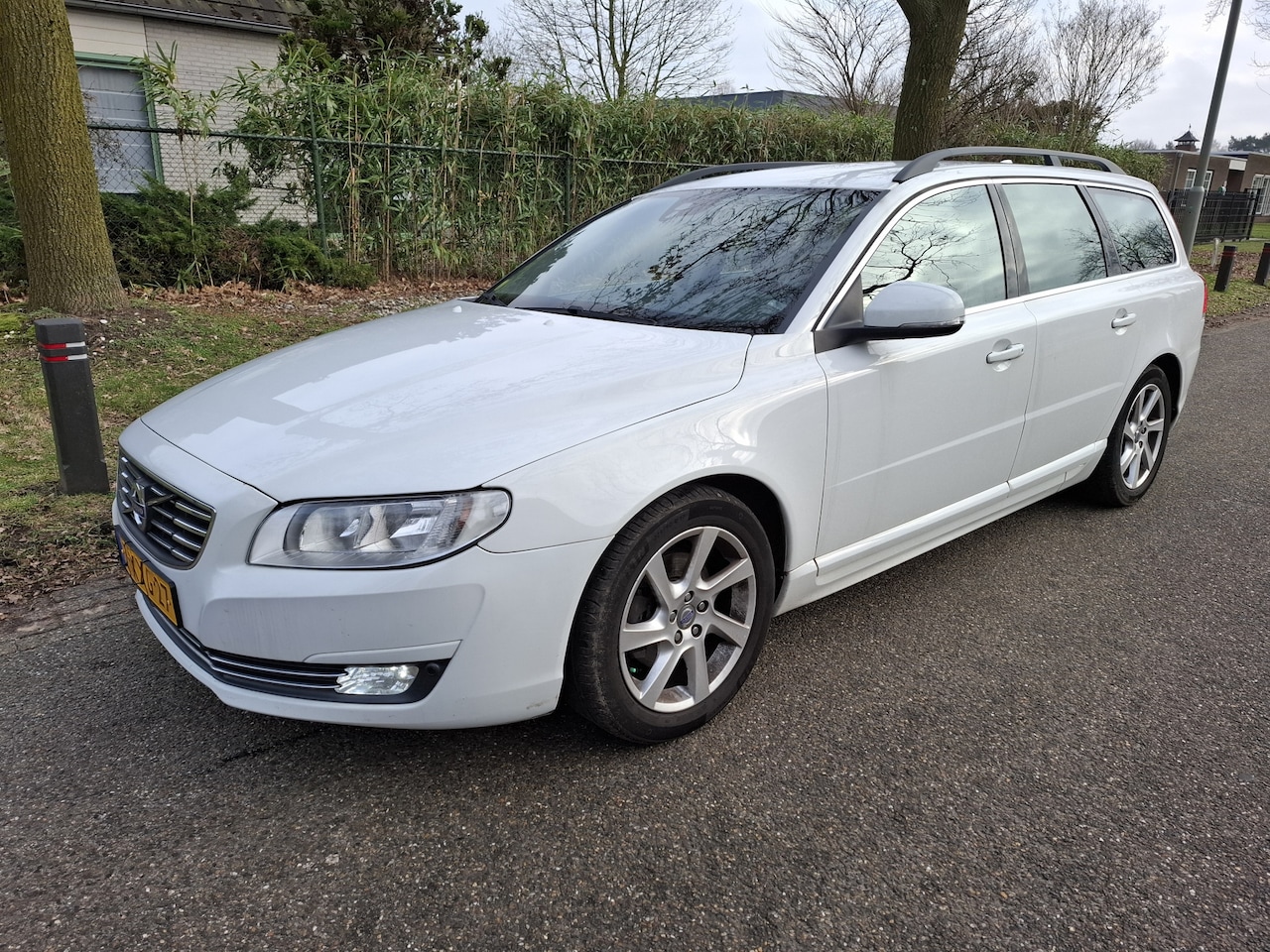 Volvo V70 - 1.6 D2 Nordic+ | Leder | Navigatie | Climate Control | Trekhaak | Lichtmetalen Velgen - AutoWereld.nl