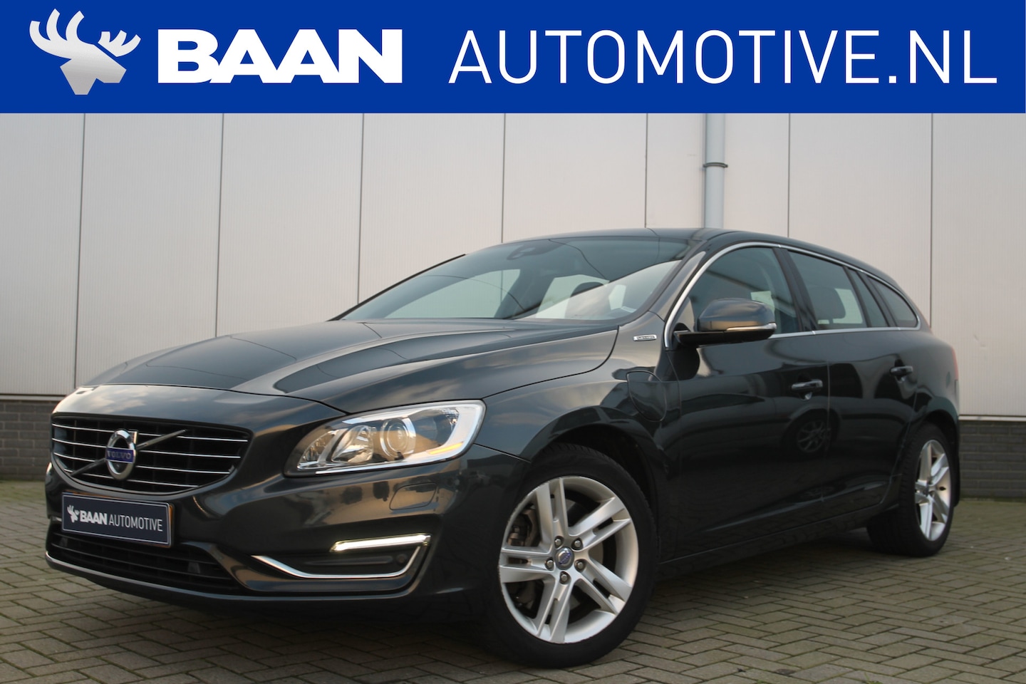 Volvo V60 - 2.4 D6 AWD Plug-In Hybrid Summum | Goed onderhouden | Schuifdak | Stuurverwarming - AutoWereld.nl