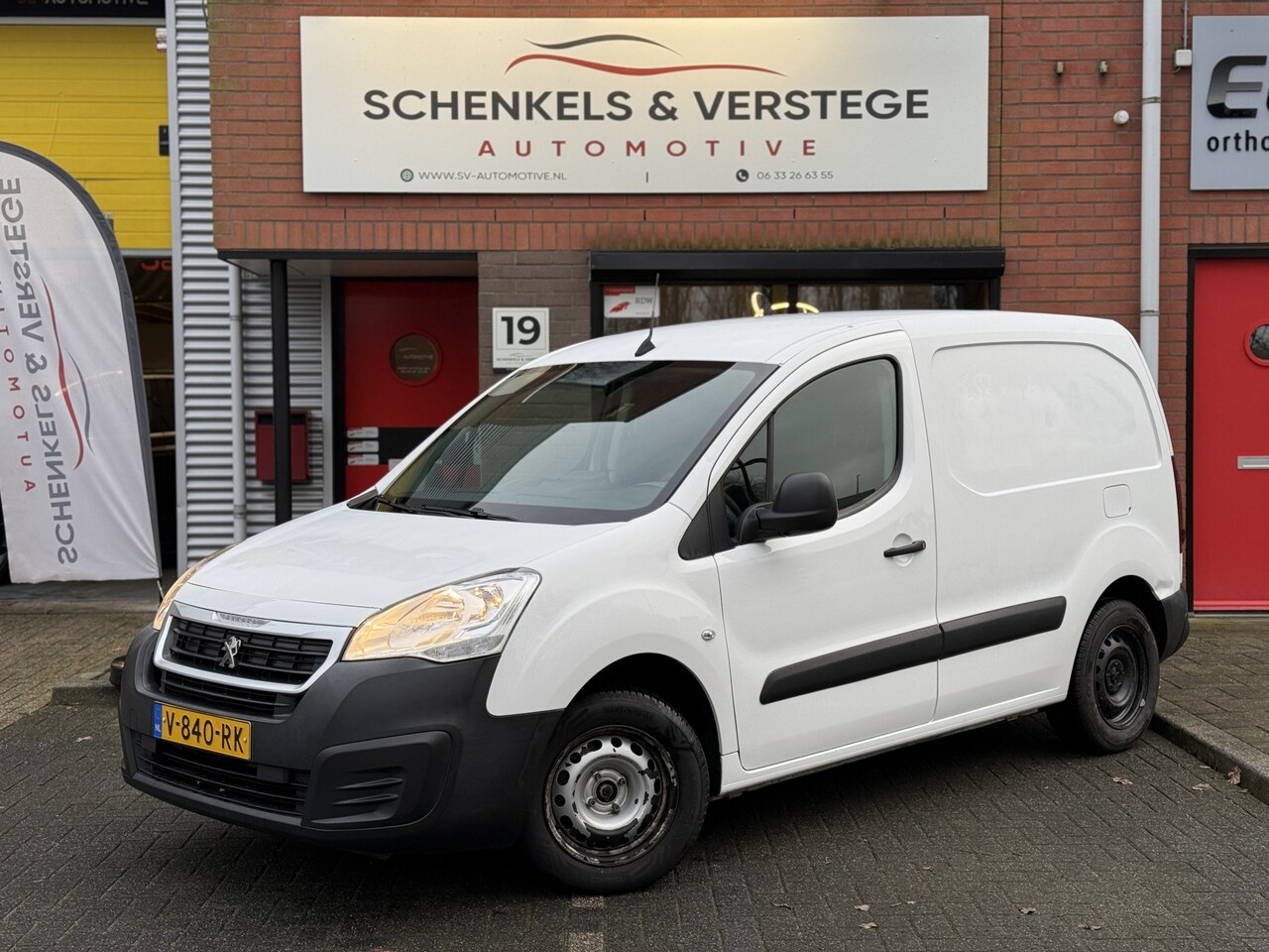 Peugeot Partner - 120 1.6 BlueHDi 75 L1 Premium / Navi / Cruise / PDC / Onderhouden / - AutoWereld.nl