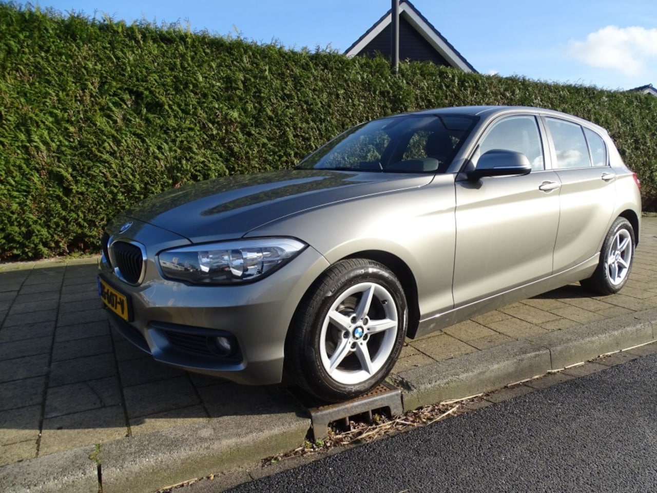 BMW 1-serie - 116I ESSENTIAL-Navi-Cruise-Trkh-Blth-Aux-Clima - AutoWereld.nl