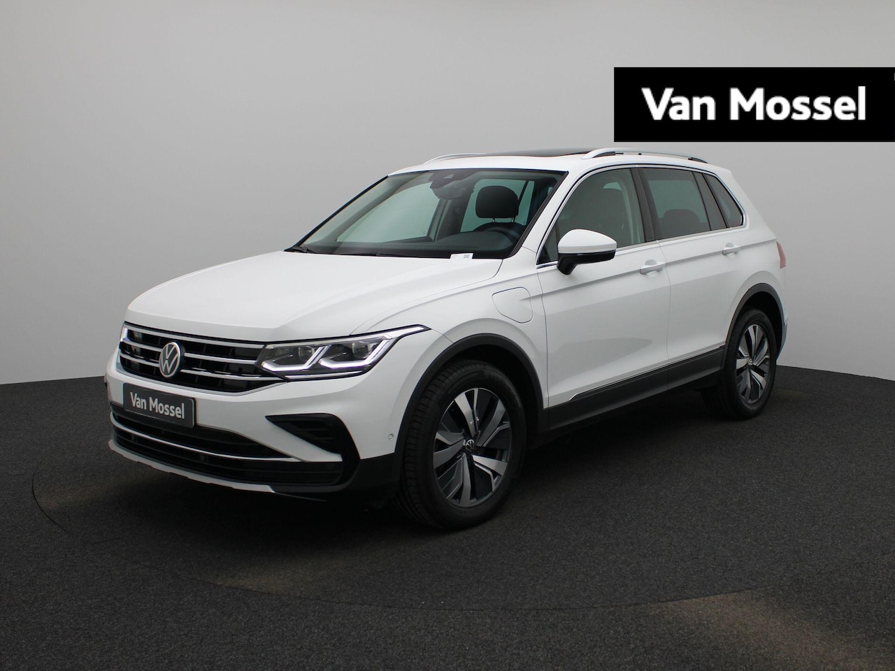 Volkswagen Tiguan - 1.4 TSI eHybrid Elegance | 245 PK | Automaat | Panoramaschuif-kanteldak | Navigatie | Park - AutoWereld.nl