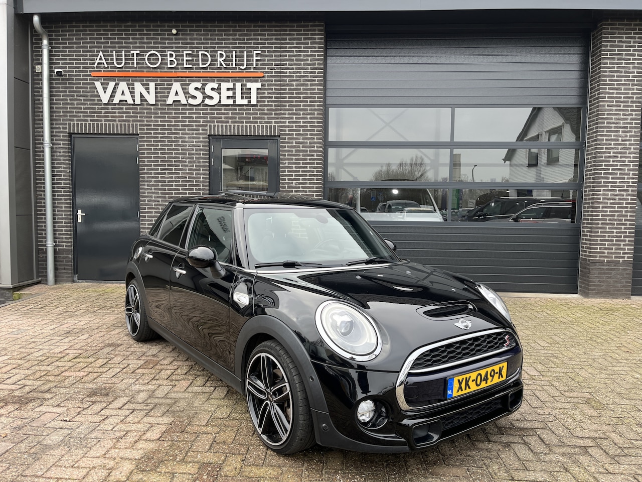 MINI Cooper S - Mini 2.0 Chili Serious Business Panoramadak , Leer , Navi - AutoWereld.nl