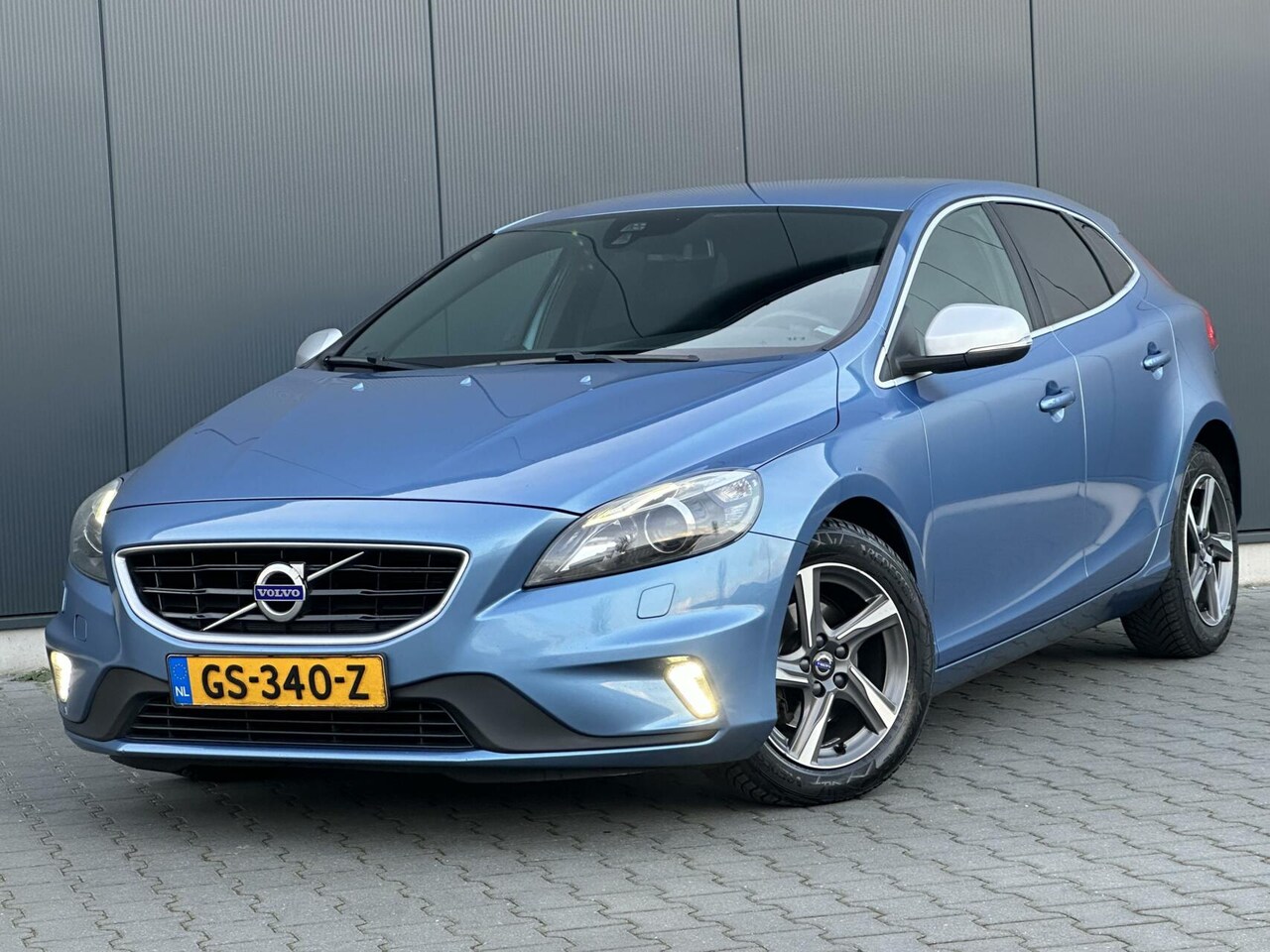 Volvo V40 - 2.0 D2 R-Design Leder - Trekhaak - Xenon - Navi - Cruise - AutoWereld.nl