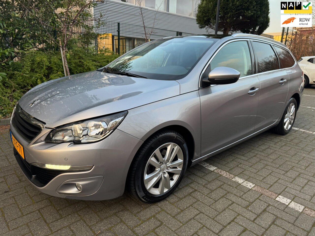 Peugeot 308 SW - 1.2 e-THP Blue Lease Executive / Pano'dak / Camera / LED - AutoWereld.nl