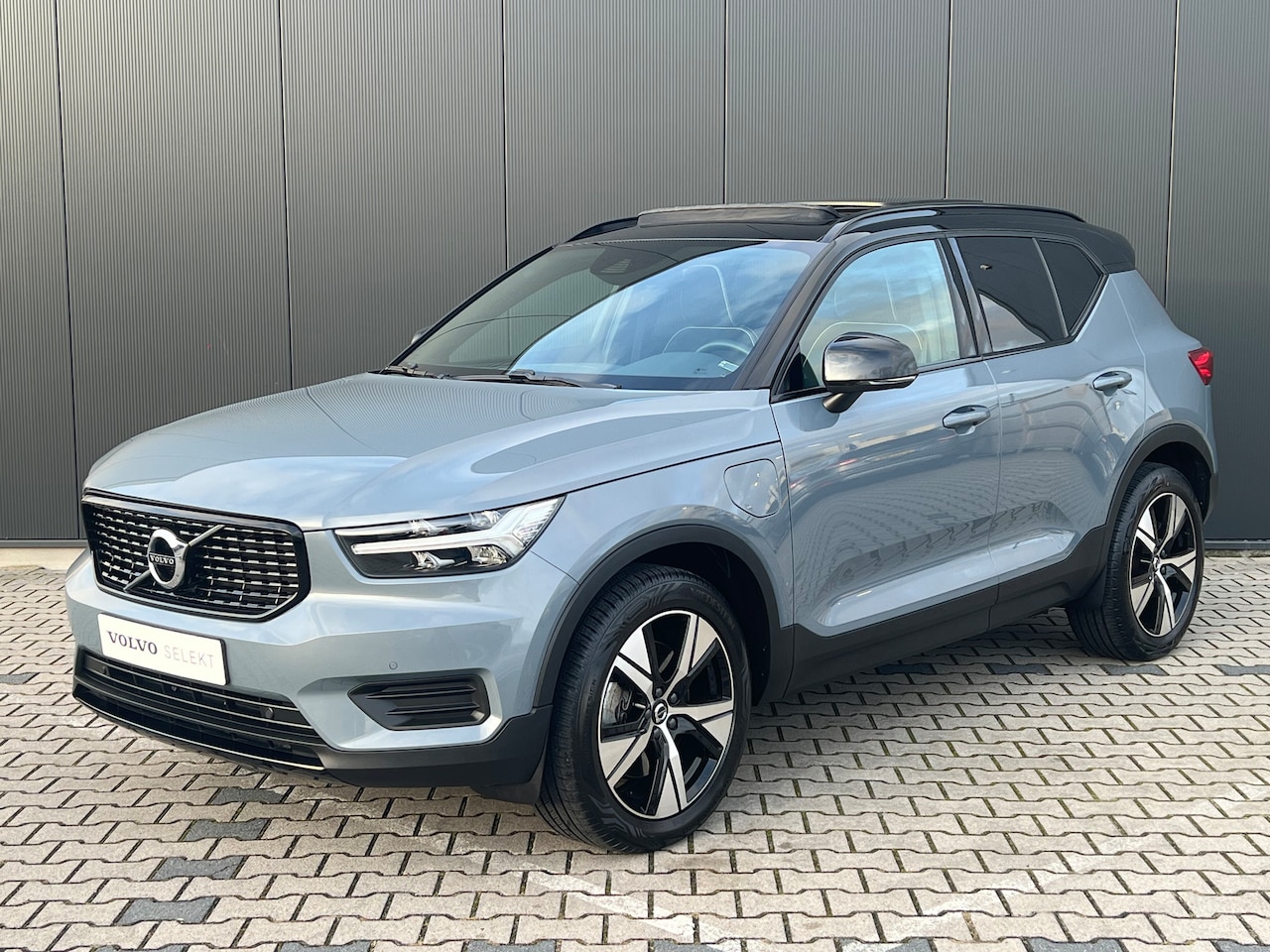 Volvo XC40 - 1.5 T5 Recharge R-Design | Trekhaak | Panoramadak | Verwarmbare Stoelen | BLIS | Adaptieve - AutoWereld.nl