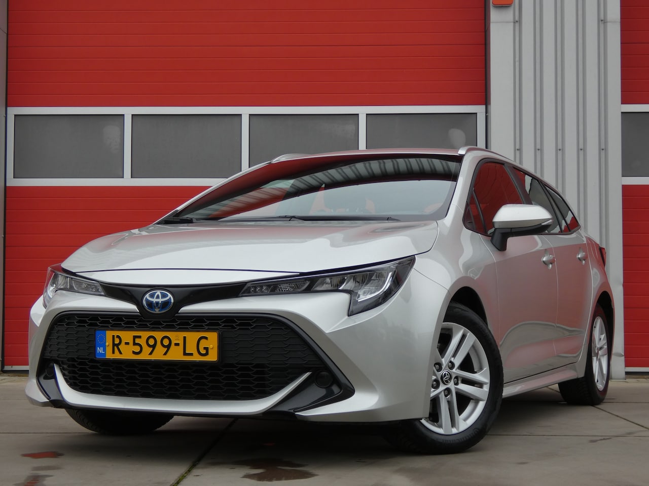 Toyota Corolla Touring Sports - 1.8 Hybrid Active/ lage km/ zeer mooi! - AutoWereld.nl