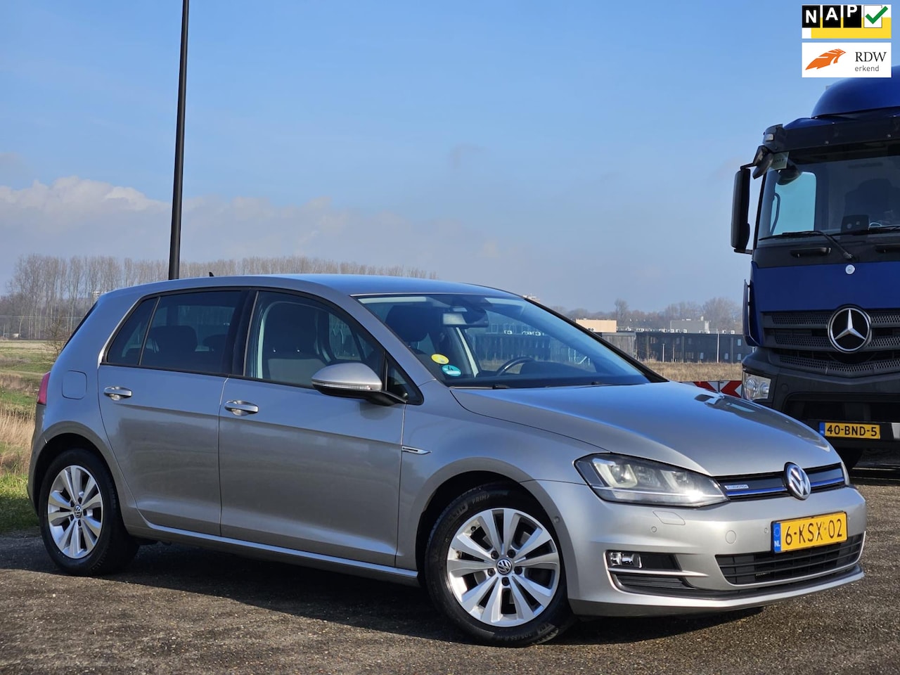 Volkswagen Golf - 1.6 TDI Highline BlueMotion Xenon |Navi |Cruise |Park Assist |Nap |Boekjes - AutoWereld.nl