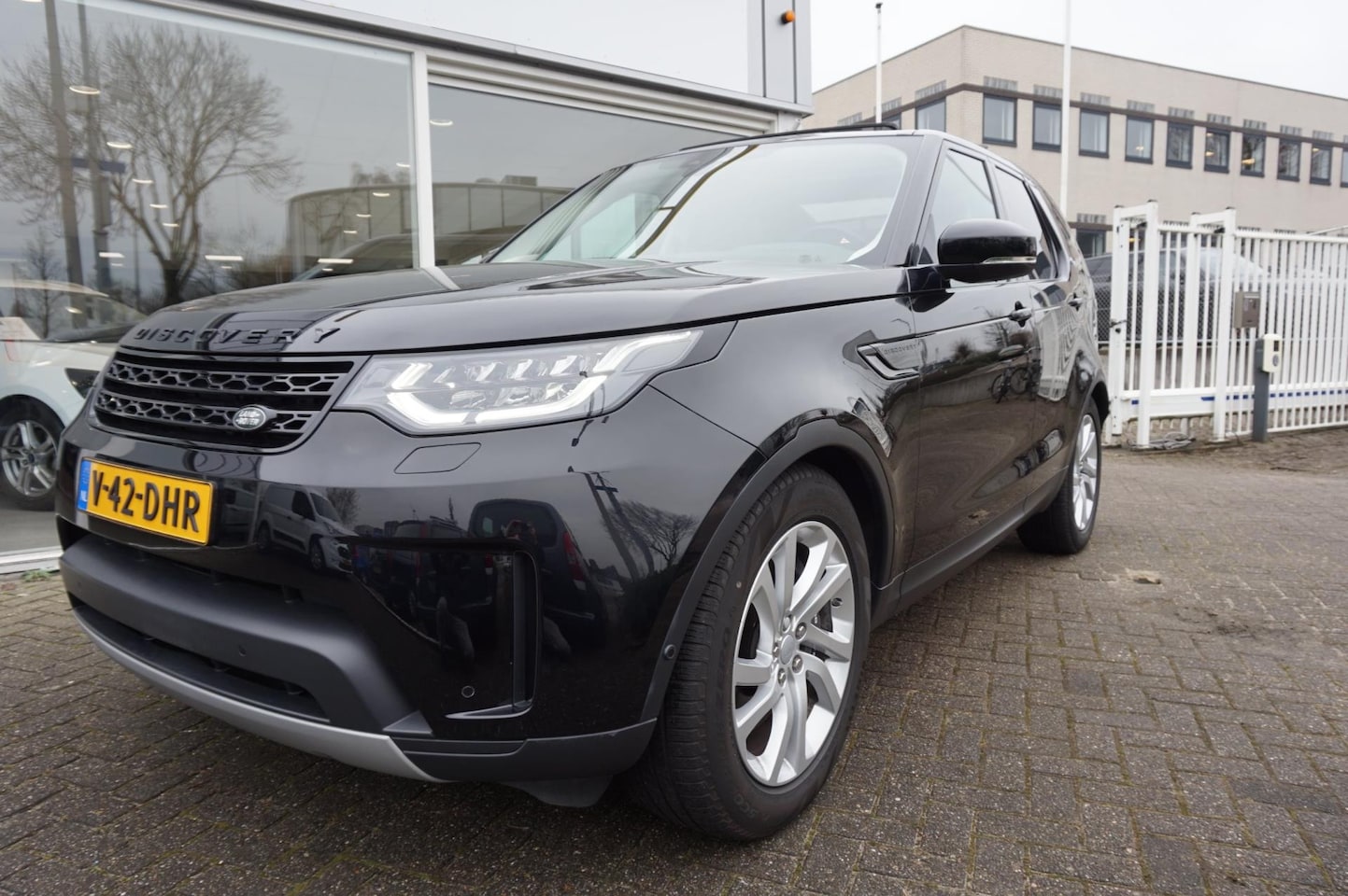 Land Rover Discovery - 2.0 Sd4 HSE Luxury panoramadak / trekhaak / grijs kenteken - AutoWereld.nl