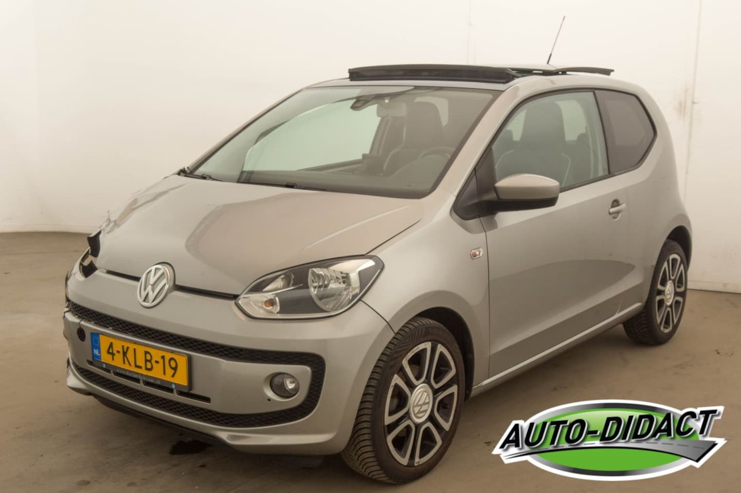 Volkswagen Up! - 1.0 High UP! Pano Leder BlueMotion - AutoWereld.nl