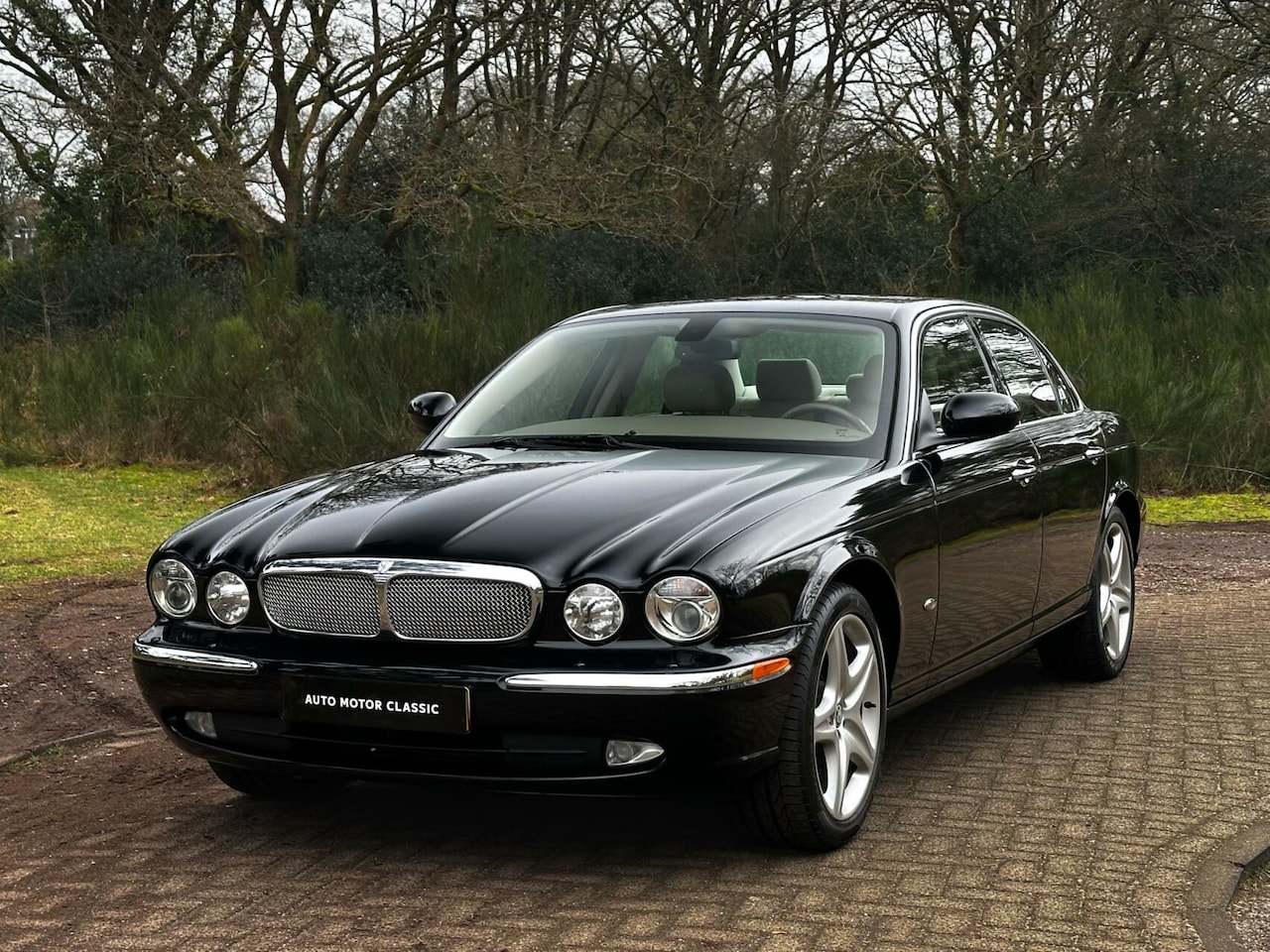 Jaguar XJ - 3.0 V6 | Midnight Black Metallic | Youngtimer - AutoWereld.nl