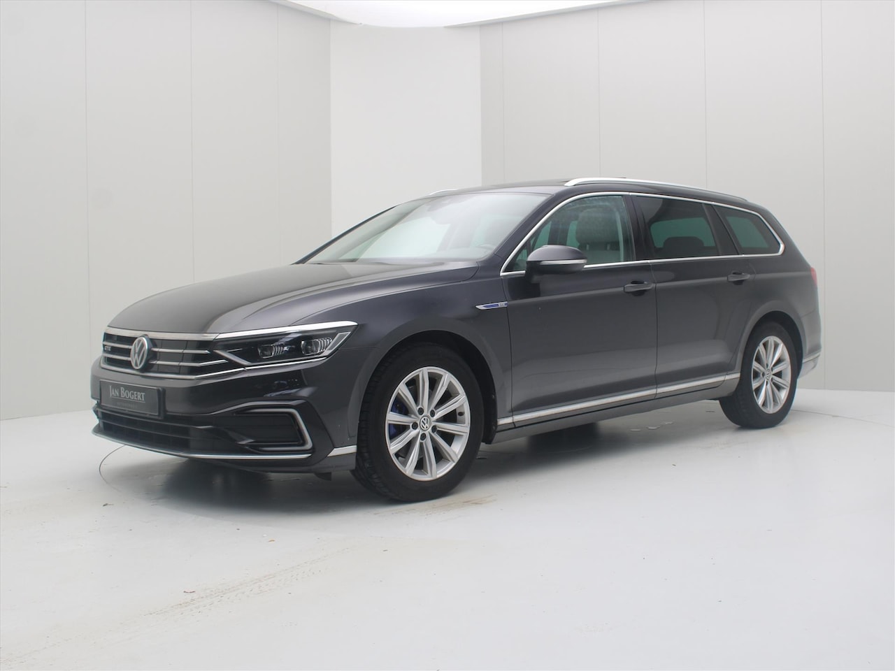 Volkswagen Passat Variant - 1.4 TSI GTE 218pk DSG6 Highline [ PANODAK+TREKHAAK+LEDER+CARPLAY+ACC+NAVIGATIE+LED+PDC ] - AutoWereld.nl