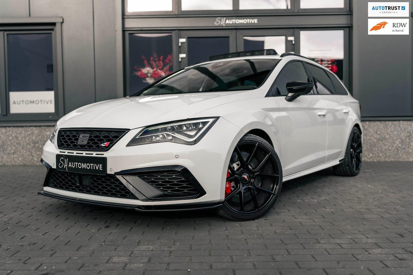 Seat Leon ST - 2.0 TSI CUPRA 300 / 4DRIVE / PANO / ACC / SFEER / CAMERA - AutoWereld.nl