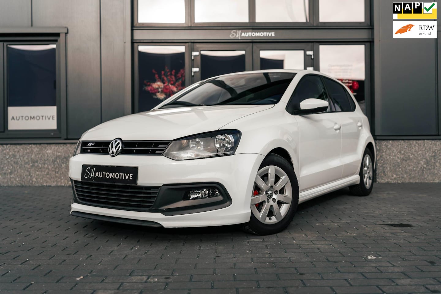 Volkswagen Polo - 1.2 TSI R-Line / NAP / CAMERA / STOELVERWARMING / AIRCO / TREKHAAK - AutoWereld.nl