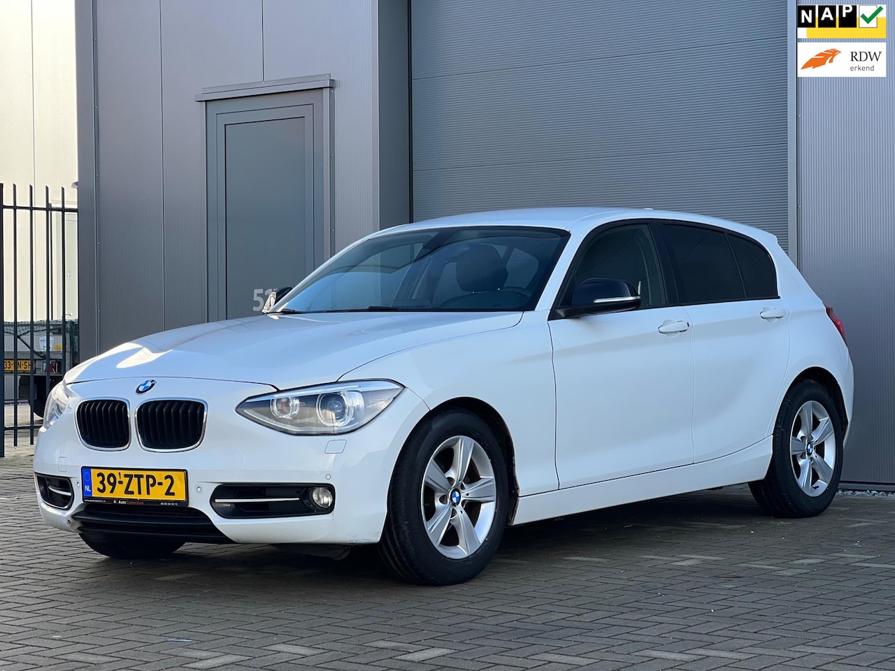 BMW 1-serie - 118i | Automaat | Leder stoelen | Parkeersensoren | Xenon - AutoWereld.nl