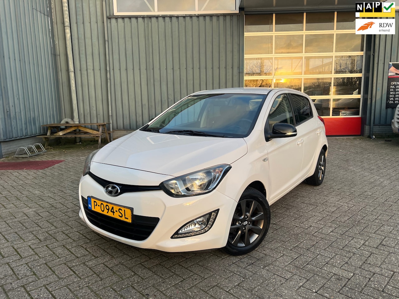 Hyundai i20 - 1.4i i-Motion Automaat / NAP / Airco / Elck.Ramen - AutoWereld.nl