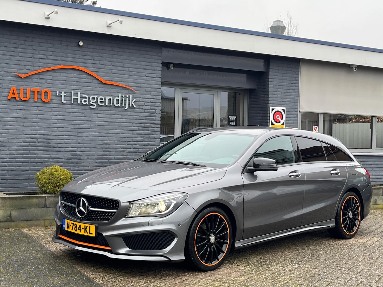 Mercedes-Benz CLA-klasse Shooting Brake - 200 AMG OrangeArt Edition - AutoWereld.nl