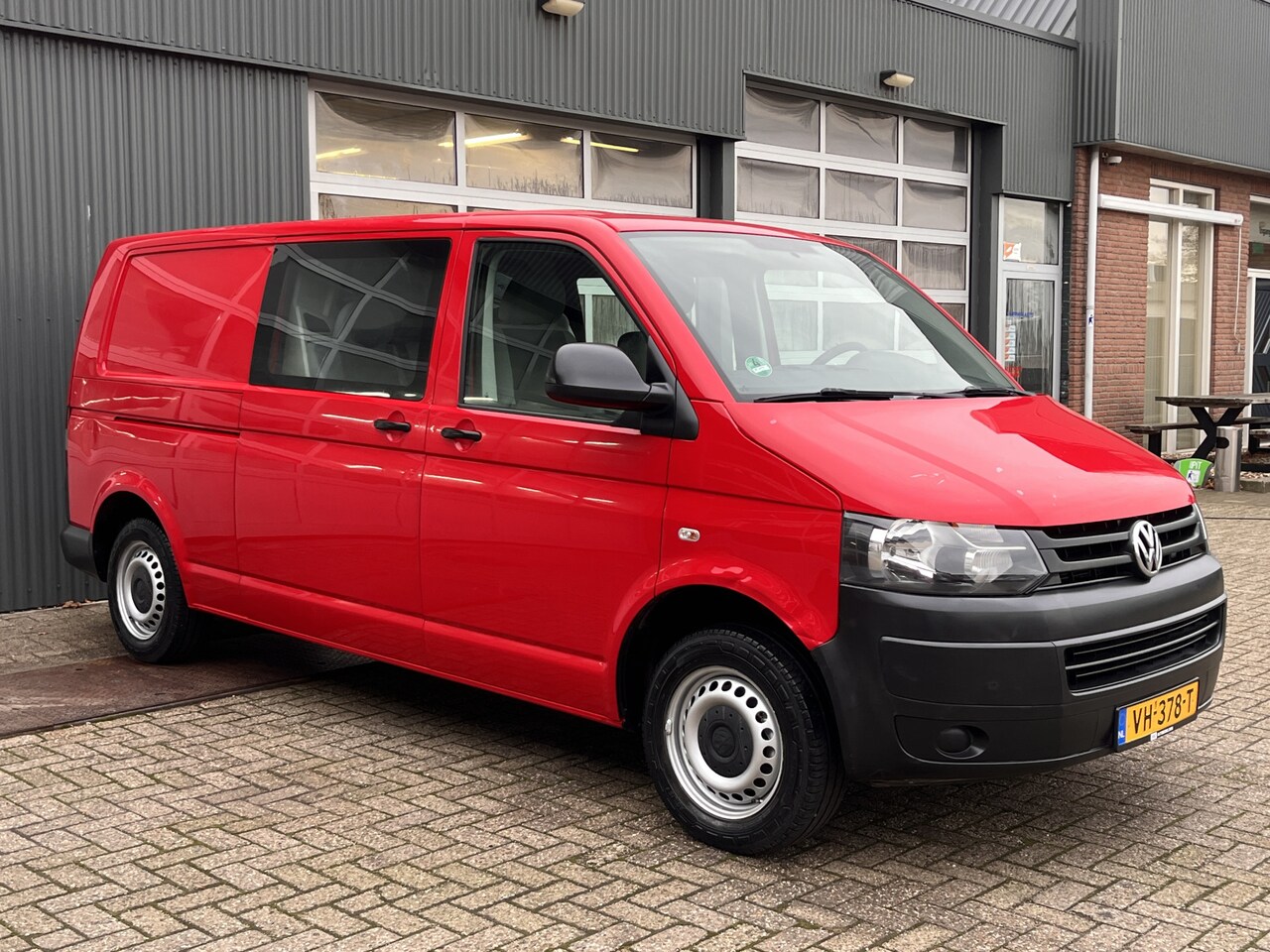 Volkswagen Transporter - 2.0 TDI L2H1 115pk Airco Cruise controle Telefoonverbinding Trekhaak 2200kg trekgewicht Ka - AutoWereld.nl