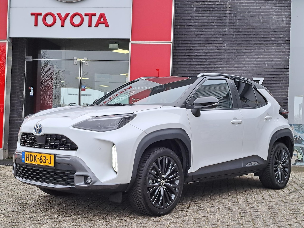 Toyota Yaris Cross - 1.5 HYBRID ADVENTURE APPLE/ANDROID HALF-LEDER STOELVERWARMING 17"LMV PRIVACY GLASS AD-CRUI - AutoWereld.nl