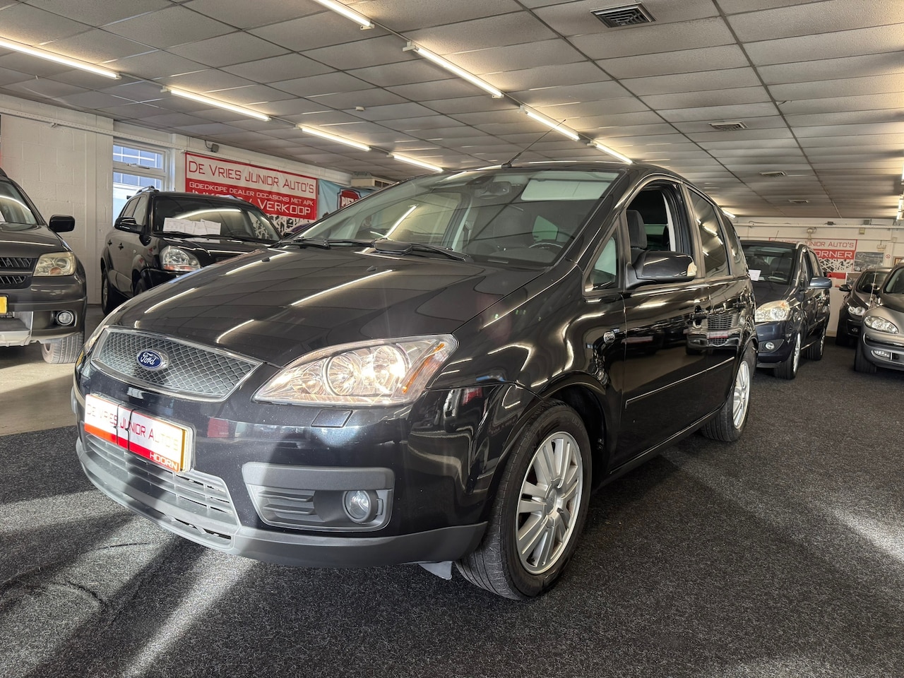 Ford Focus C-Max - 2.0-16V Ghia. Dealer onderhouden, cruise control, trekhaak en meer! - AutoWereld.nl