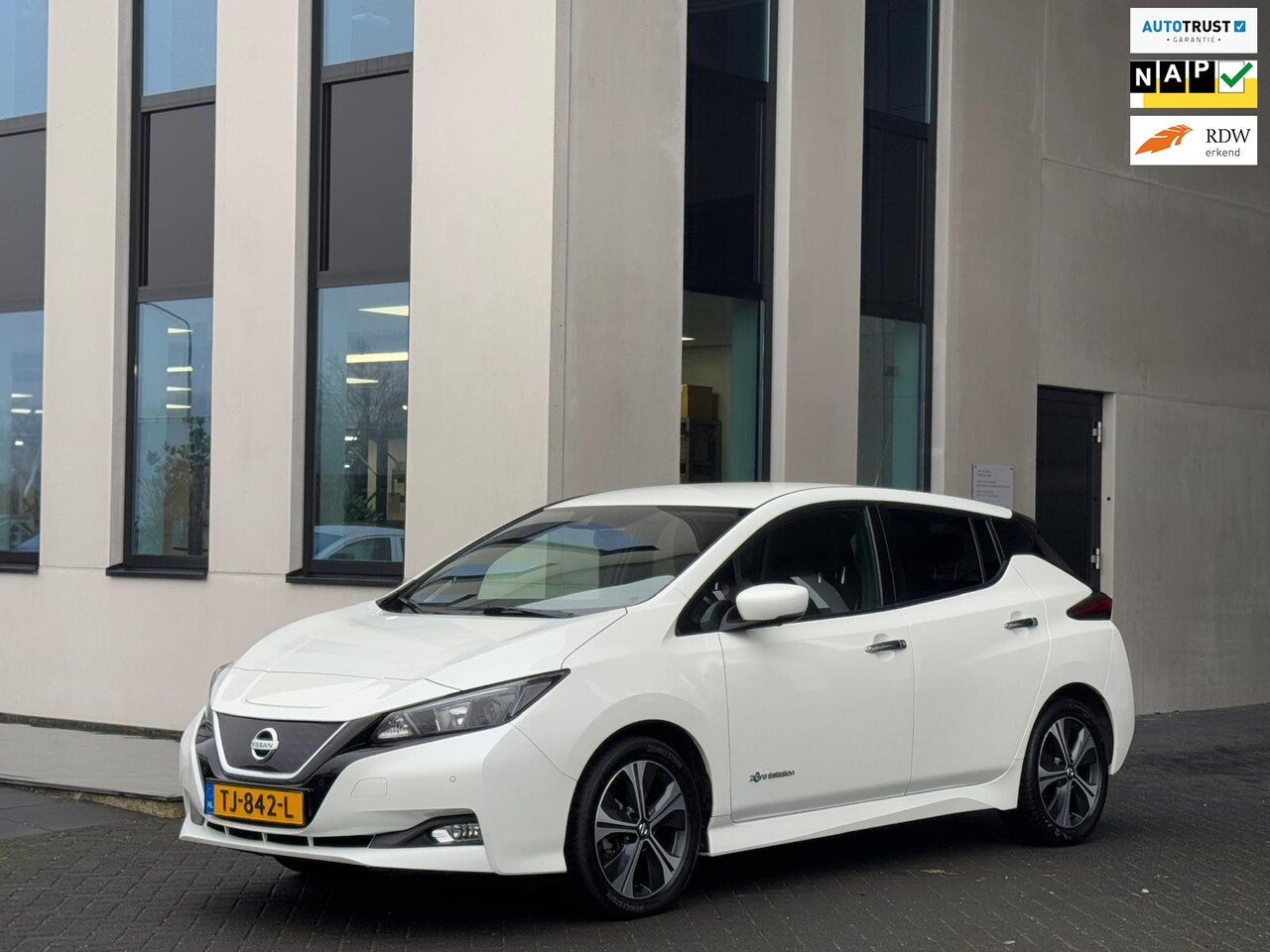 Nissan LEAF - N-Connecta , achteruitrijcamera, stoelverwarming,eerste eigenaar, nederlandse auto met nap - AutoWereld.nl