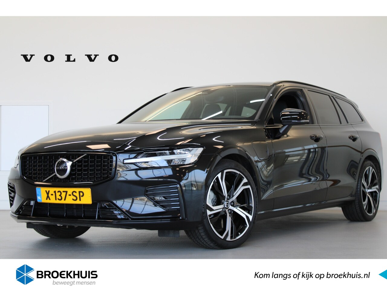 Volvo V60 - T6 350PK AWD Plus Dark | Contourstoelen | 19'' | Getint Glas | Achterb verw - AutoWereld.nl