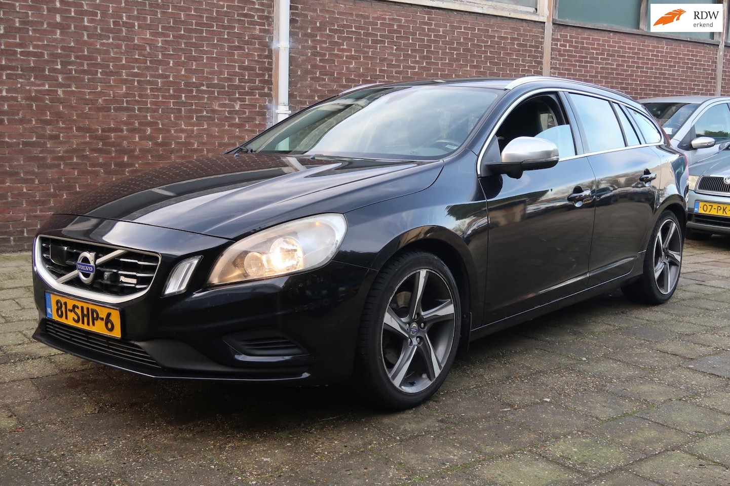 Volvo V60 - 1.6 T3 R-Design 1.6 T3 R-Design, Navi, LM velgen Climate+Cruise control, Half lederen bekleding. - AutoWereld.nl