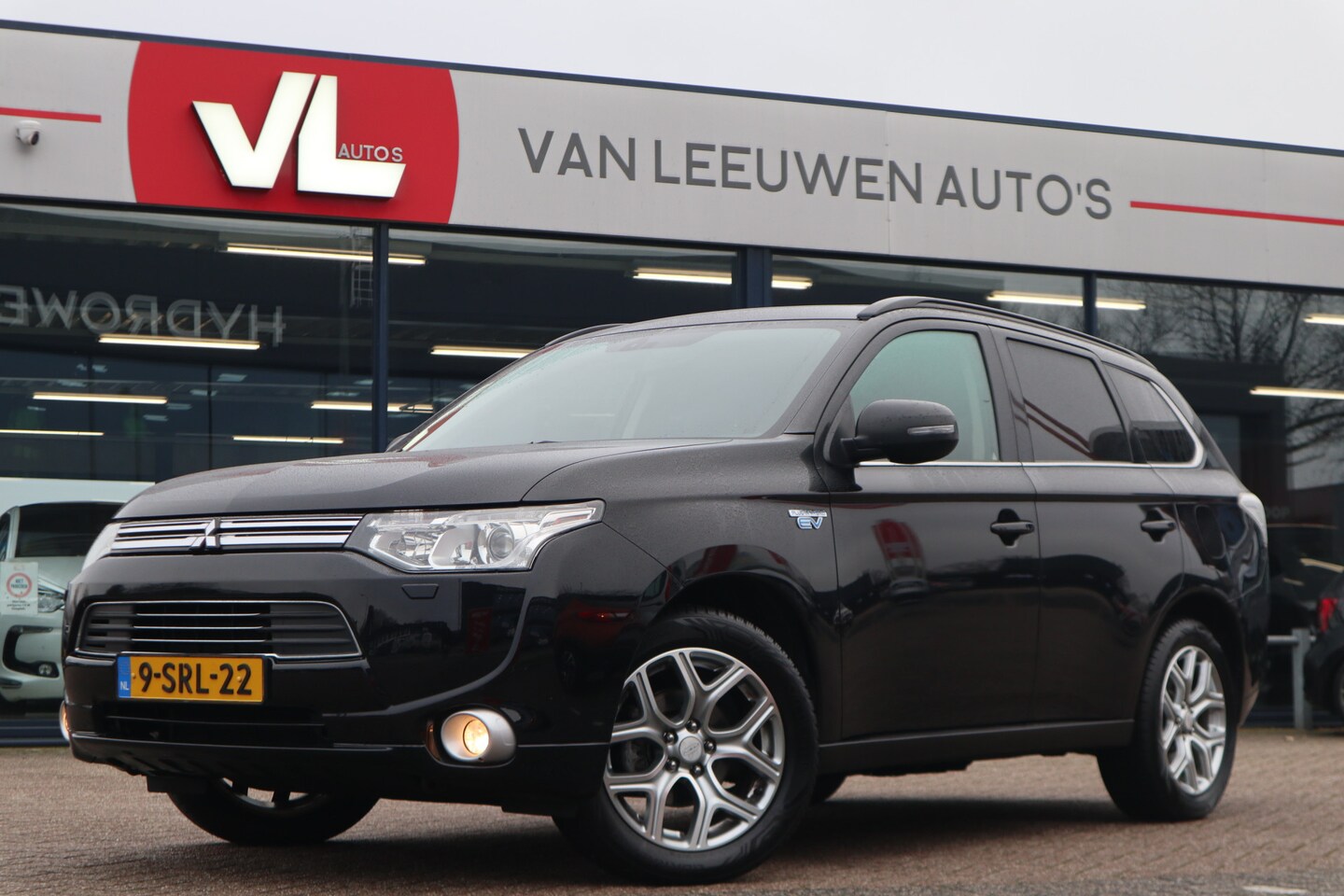 Mitsubishi Outlander - 2.0 PHEV Instyle | Automaat | Navi | Achteruitrijcamera - AutoWereld.nl