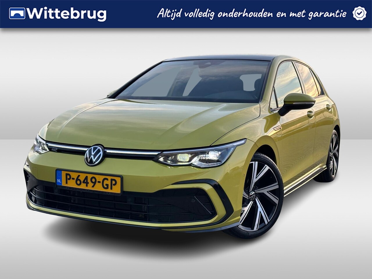 Volkswagen Golf - 1.5 eTSI R-Line Business / Pano / LMV 18 inch / Parkeersensoren V+A / Navi / P4 - AutoWereld.nl