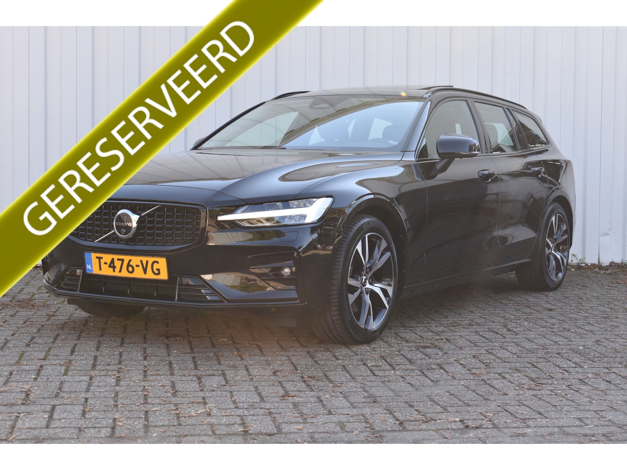 Volvo V60 - 2.0 B3 Plus Dark | Blis | Pano dak | Draadloos telefoon laden | stuur&stoel verwarming | - AutoWereld.nl