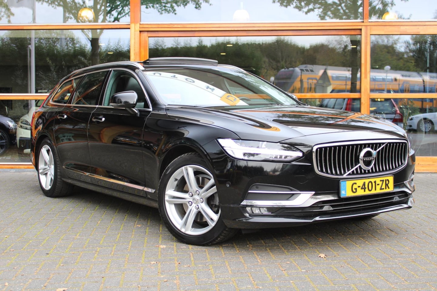 Volvo V90 - D4 Inscription | Trekhaak 1800 kg | Panoramadak | Geventileerd leder | Rondom Stoel & Stuu - AutoWereld.nl