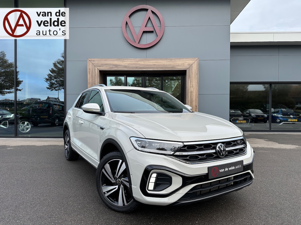 Volkswagen T-Roc - 1.5 TSI 150pk DSG R-Line | Camera | Carplay | Dode hoek | Elek. Achterklep | Rijklaar incl - AutoWereld.nl