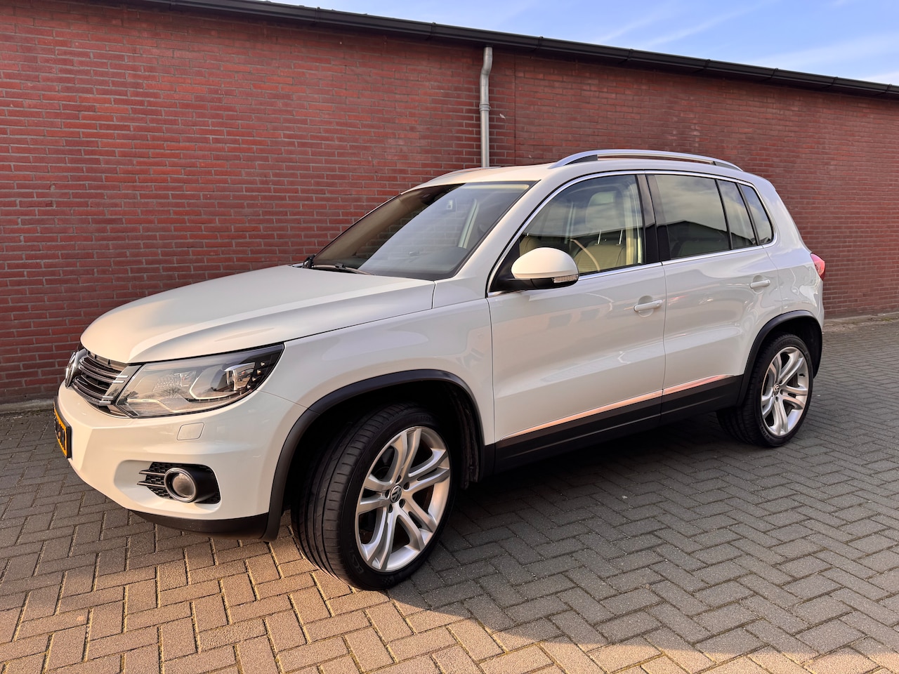 Volkswagen Tiguan - 2.0 TSI 4Motion Highline 2.0 TSI 211PK Automaat High-Line PANO/NAV/KEYLESS/TREKHAAK/LEER - AutoWereld.nl