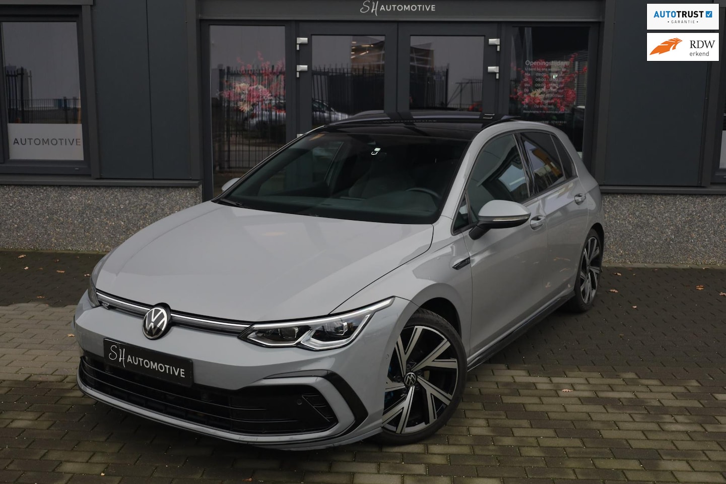 Volkswagen Golf - 1.5 eTSI R-Line / PANO / ACC / CARPLAY / SFEERVERLICHTING - AutoWereld.nl