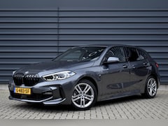 BMW 1-serie - 118i M Sport | CarPlay | Donker Getint Glas | Live Cockpit Pro | Sfeerverlichting | Orig.