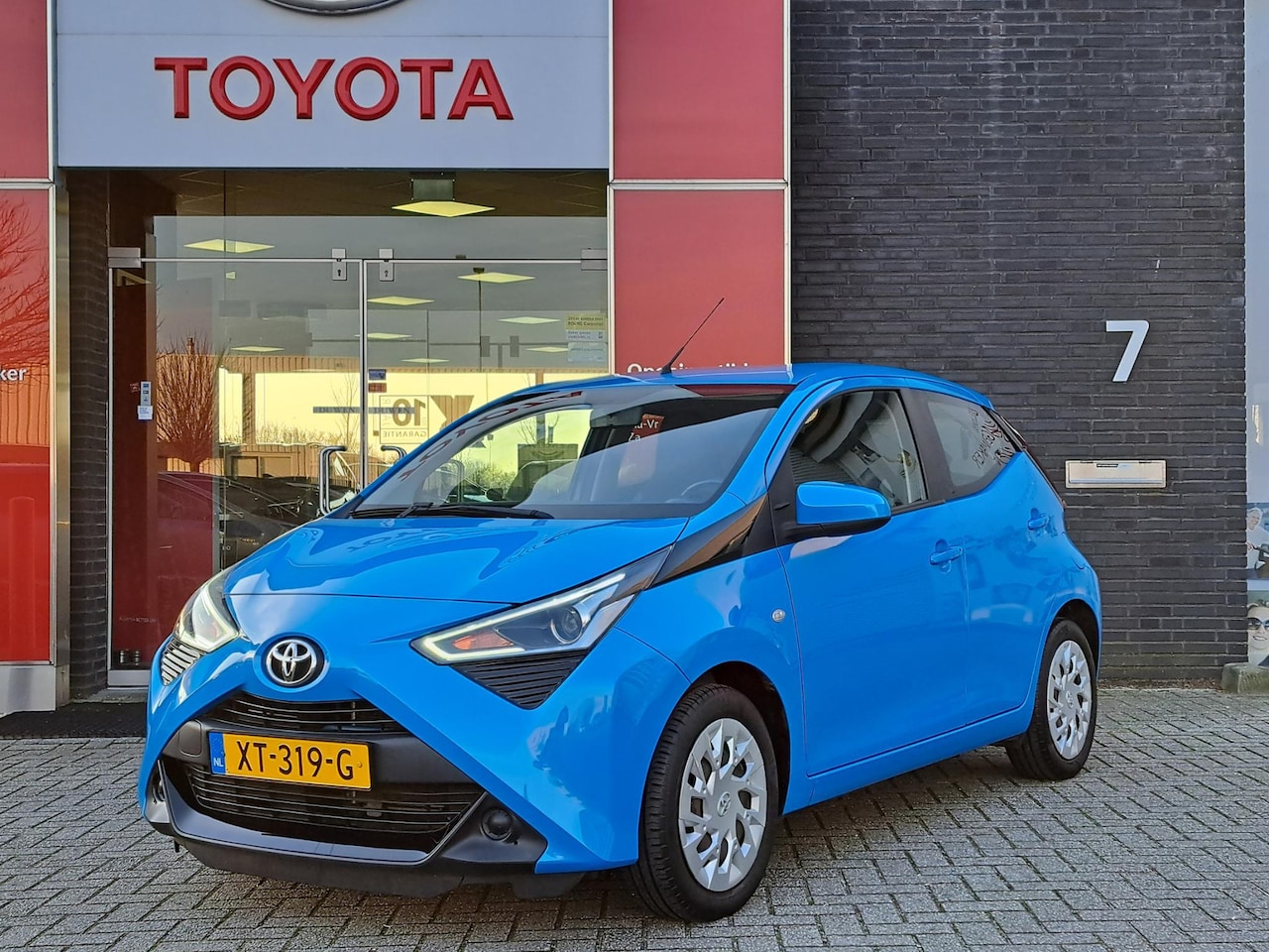 Toyota Aygo X - X-PLAY 5-DEURS APPLE/ANDROID CAMERA LED AUDIO-STUURWIELBEDIENING NL-AUTO - AutoWereld.nl