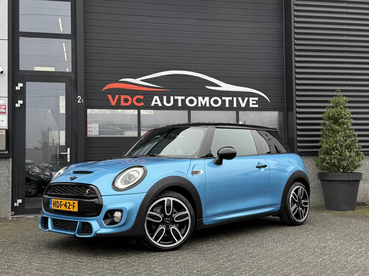 MINI Cooper S - 2.0 Cooper S Chili Mini JCW Automaat | HarmanKardon | Black Trim | JCW Schaalstoelen | Joh - AutoWereld.nl