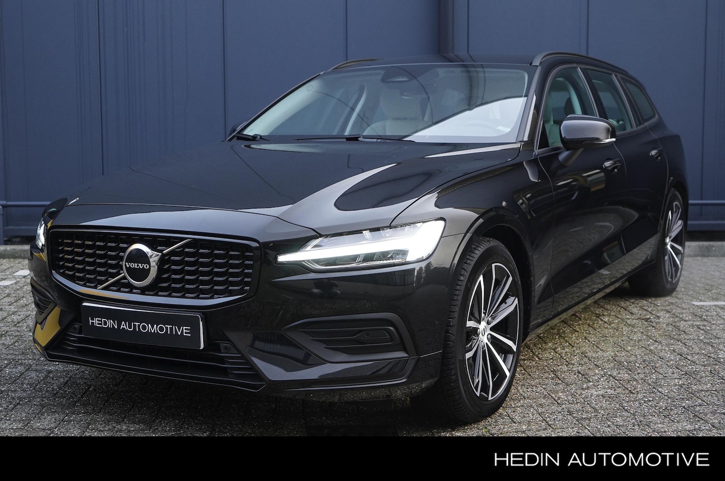 Volvo V60 - 2.0 B3 Essential Edition | Park assist | Pilot assist | Leder | Trekhaak - AutoWereld.nl