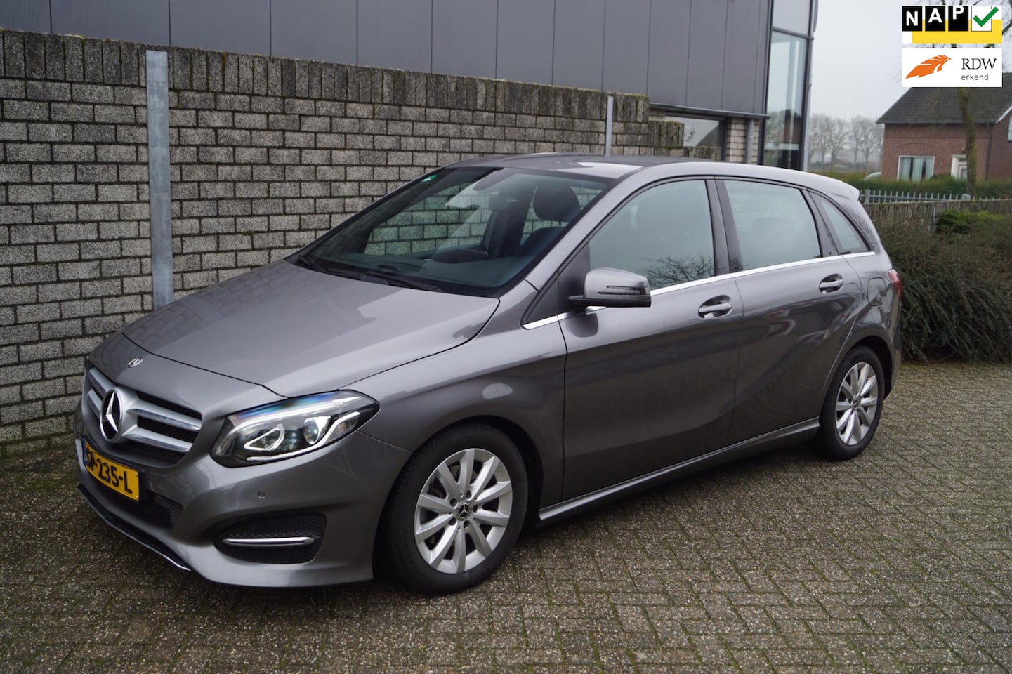 Mercedes-Benz B-klasse - 180 Ambition Autom Sportst Stoelverw Navi Airco Cruise LED Kopl 2x PDC LMV Wegklapbare Tre - AutoWereld.nl