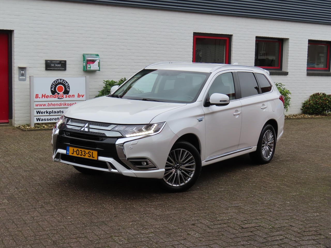 Mitsubishi Outlander - 2.4 DOHC PHEV 240pk 4WD Aut Intense/ Afneembare trekhaak/ Parelmoer wit/ Stoelverwarming/ - AutoWereld.nl