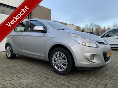 Hyundai i20 - 1.2i DynamicVersion NAP NWE Koppeling Trekhaak Airco Elektrisch pakket