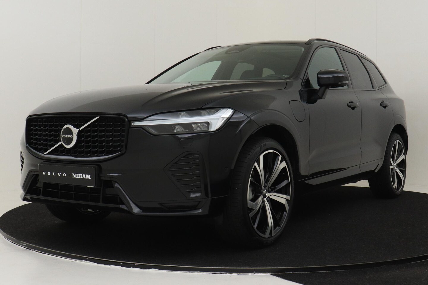 Volvo XC60 - RECHARGE T8 AWD PLUS DARK -PANO.DAK|360°CAM|TREKHAAK|ADAP.LED|GEVENT.LEDER + MASSAGE - AutoWereld.nl