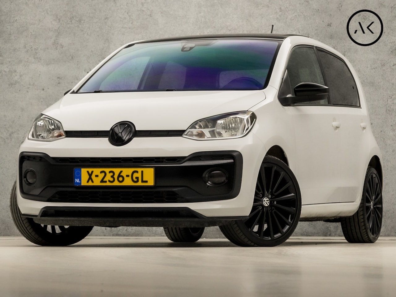 Volkswagen Up! - 1.0 TSI BMT high up! (SCHUIFDAK, LEDER, BLUETOOTH, STOELVERWARMING, GETINT GLAS, PARKEERSE - AutoWereld.nl