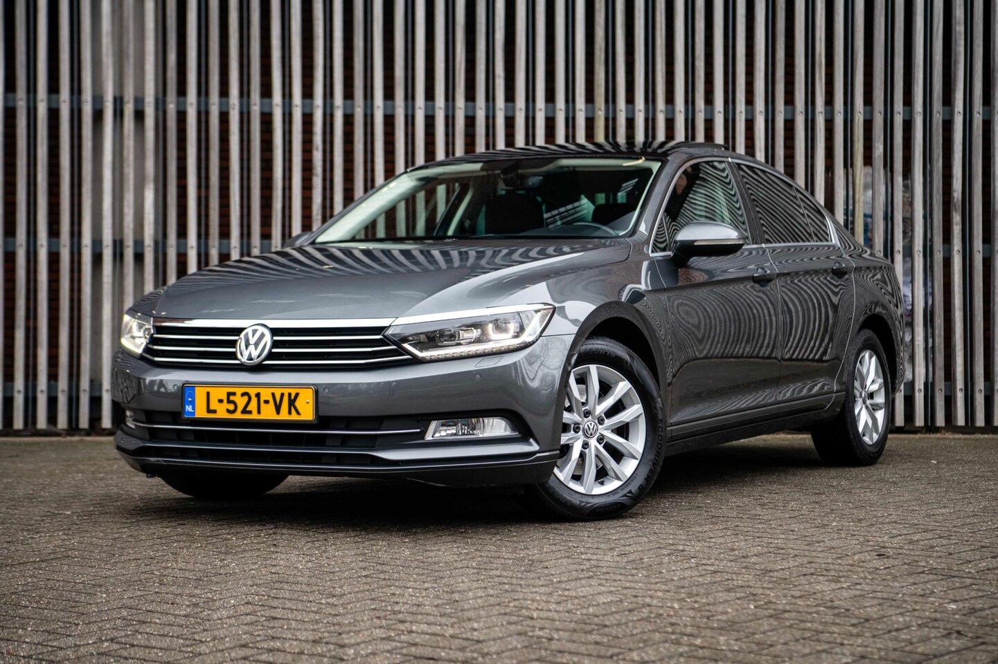 Volkswagen Passat - 1.6 TDi 120pk Highline |Panorama|FULL LED|Camera|Navi|ACC|Stoelverwarming| - AutoWereld.nl