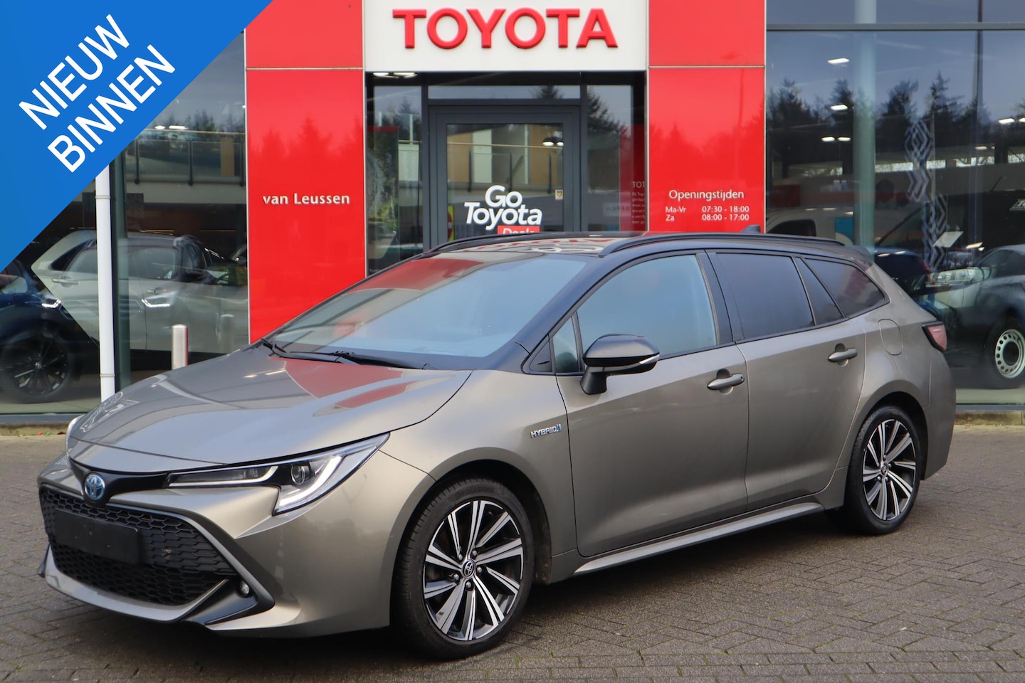 Toyota Corolla Touring Sports - 1.8 Hybrid Style APPLE/ANDROID HEAD-UP STOEL/STUURVERWARM. EL. ACHTERKLEP KEYLESS HALF-LED - AutoWereld.nl