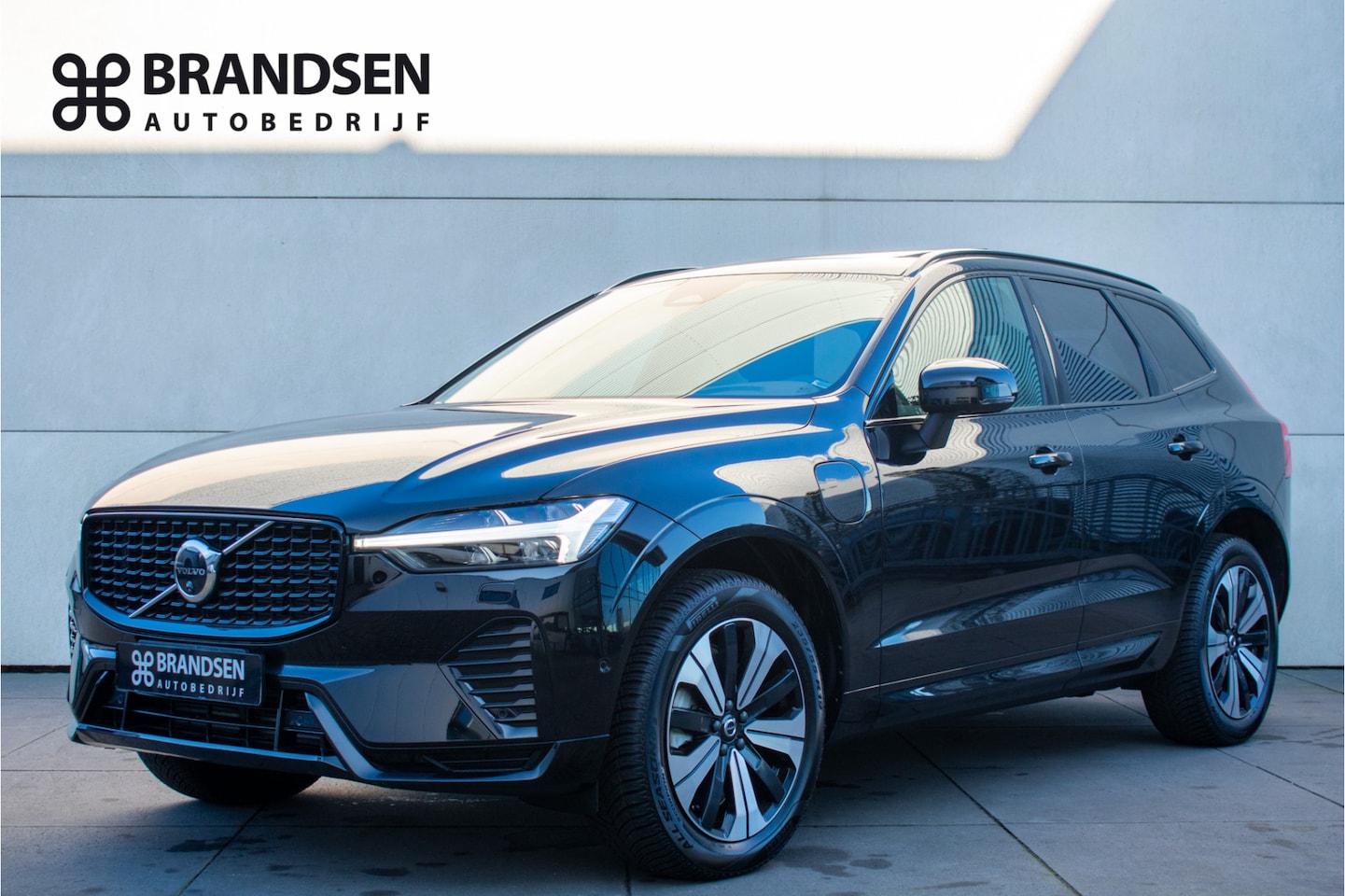 Volvo XC60 - 2.0 T6 Plug-in hybrid AWD Plus Dark ACC -  360 - Keyless - Pano - AutoWereld.nl